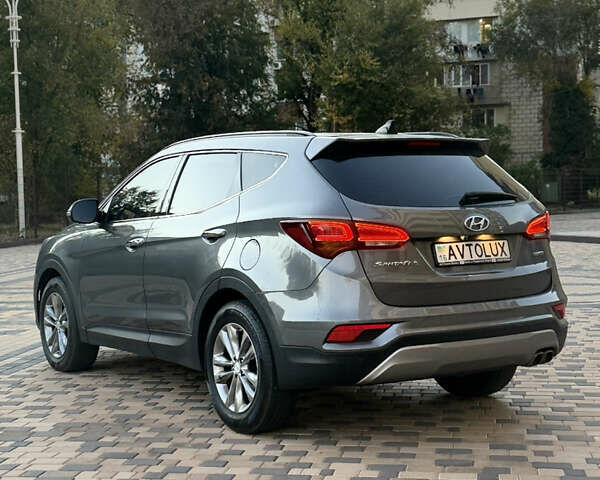 Серый Хендай Санта Фе, объемом двигателя 2 л и пробегом 207 тыс. км за 18500 $, фото 2 на Automoto.ua