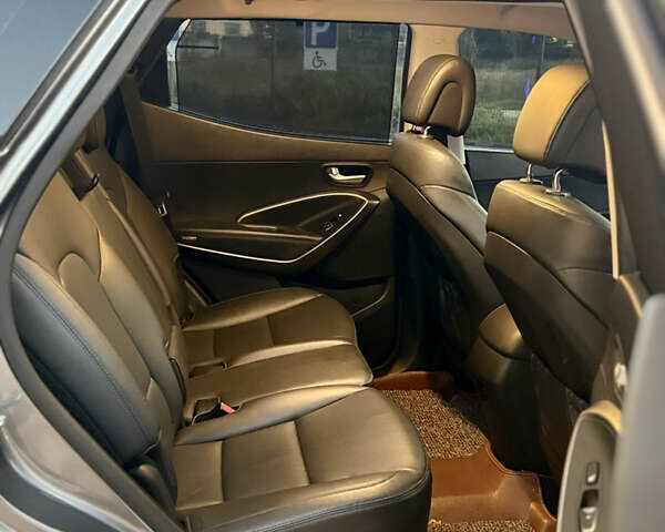 Серый Хендай Санта Фе, объемом двигателя 2 л и пробегом 207 тыс. км за 18500 $, фото 9 на Automoto.ua