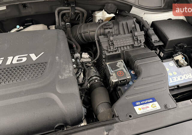 Серый Хендай Санта Фе, объемом двигателя 2 л и пробегом 126 тыс. км за 19000 $, фото 4 на Automoto.ua