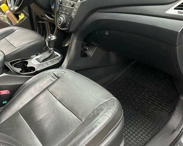 Серый Хендай Санта Фе, объемом двигателя 2.2 л и пробегом 179 тыс. км за 21500 $, фото 11 на Automoto.ua