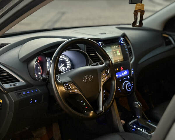 Серый Хендай Санта Фе, объемом двигателя 2 л и пробегом 207 тыс. км за 18500 $, фото 13 на Automoto.ua