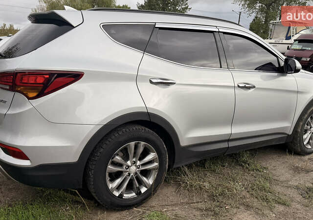 Серый Хендай Санта Фе, объемом двигателя 2 л и пробегом 126 тыс. км за 19000 $, фото 6 на Automoto.ua