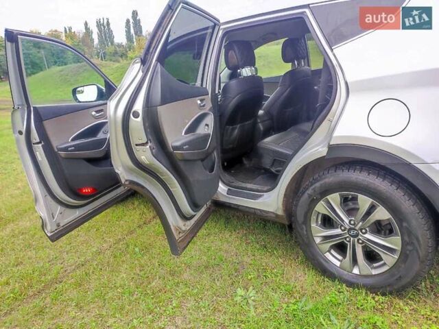 Серый Хендай Санта Фе, объемом двигателя 2.4 л и пробегом 110 тыс. км за 15500 $, фото 4 на Automoto.ua