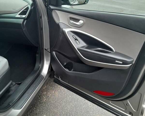 Серый Хендай Санта Фе, объемом двигателя 2.36 л и пробегом 285 тыс. км за 12700 $, фото 10 на Automoto.ua