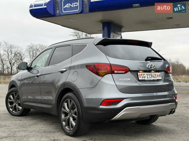 Серый Хендай Санта Фе, объемом двигателя 2.2 л и пробегом 131 тыс. км за 24000 $, фото 4 на Automoto.ua