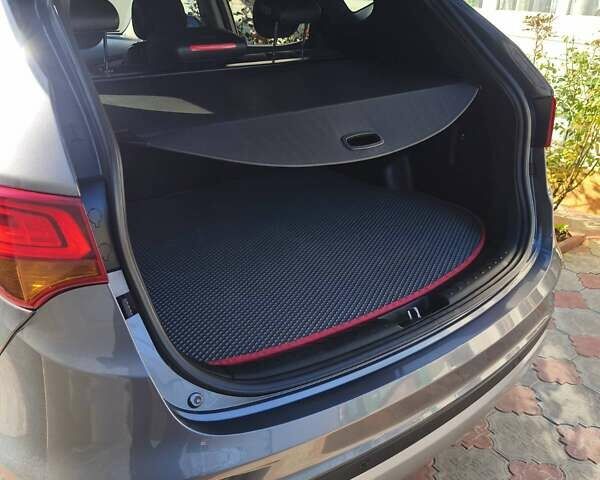 Серый Хендай Санта Фе, объемом двигателя 2.2 л и пробегом 200 тыс. км за 21000 $, фото 11 на Automoto.ua