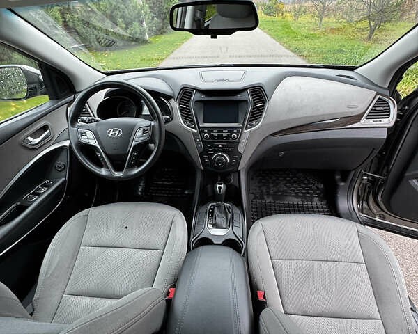 Серый Хендай Санта Фе, объемом двигателя 2.36 л и пробегом 133 тыс. км за 13800 $, фото 16 на Automoto.ua