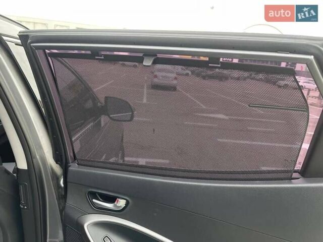 Серый Хендай Санта Фе, объемом двигателя 2 л и пробегом 160 тыс. км за 19700 $, фото 10 на Automoto.ua