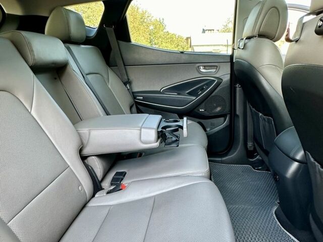 Серый Хендай Санта Фе, объемом двигателя 2 л и пробегом 104 тыс. км за 19400 $, фото 4 на Automoto.ua