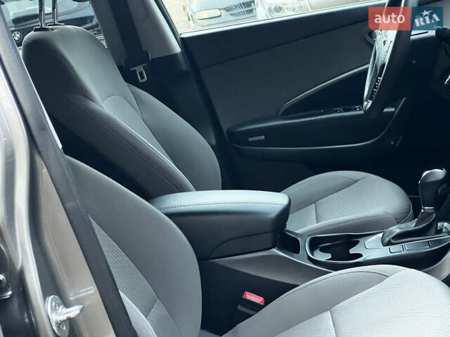 Серый Хендай Санта Фе, объемом двигателя 2.36 л и пробегом 147 тыс. км за 14700 $, фото 92 на Automoto.ua