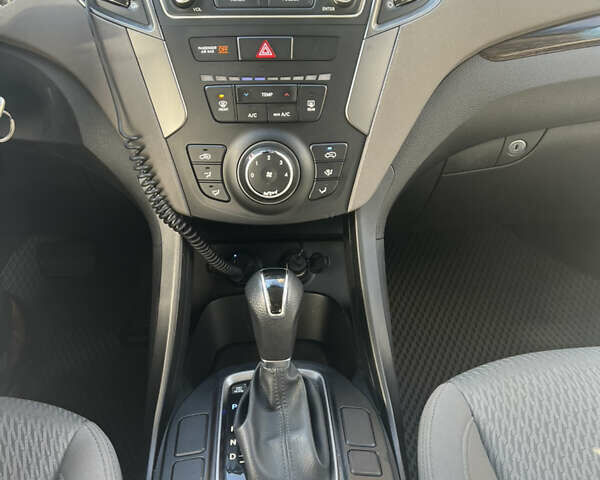 Серый Хендай Санта Фе, объемом двигателя 2.36 л и пробегом 145 тыс. км за 13500 $, фото 20 на Automoto.ua