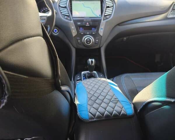 Серый Хендай Санта Фе, объемом двигателя 2.2 л и пробегом 200 тыс. км за 21000 $, фото 9 на Automoto.ua