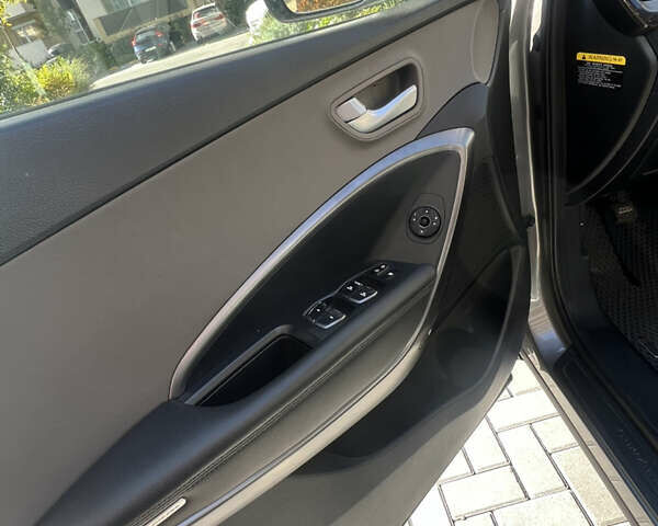 Серый Хендай Санта Фе, объемом двигателя 2.36 л и пробегом 145 тыс. км за 13500 $, фото 17 на Automoto.ua