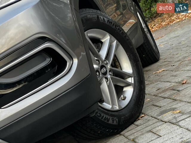 Серый Хендай Санта Фе, объемом двигателя 2.36 л и пробегом 147 тыс. км за 14700 $, фото 7 на Automoto.ua