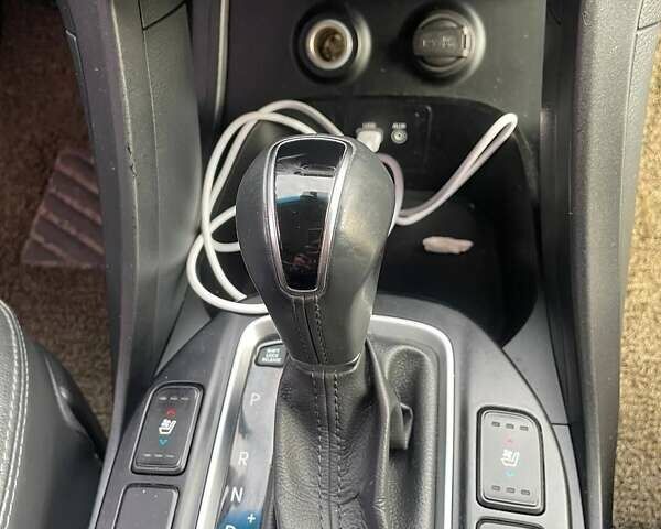 Серый Хендай Санта Фе, объемом двигателя 2 л и пробегом 160 тыс. км за 19700 $, фото 16 на Automoto.ua