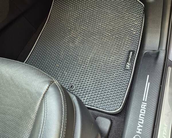 Серый Хендай Санта Фе, объемом двигателя 2.2 л и пробегом 175 тыс. км за 21400 $, фото 14 на Automoto.ua