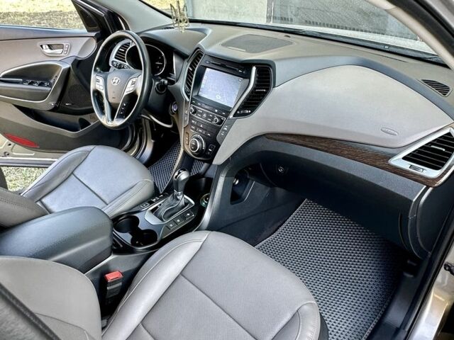 Серый Хендай Санта Фе, объемом двигателя 2 л и пробегом 104 тыс. км за 19400 $, фото 3 на Automoto.ua