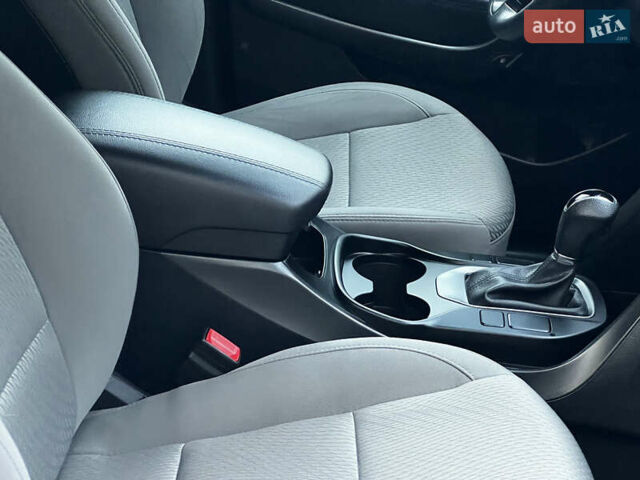 Серый Хендай Санта Фе, объемом двигателя 2.36 л и пробегом 147 тыс. км за 14700 $, фото 99 на Automoto.ua