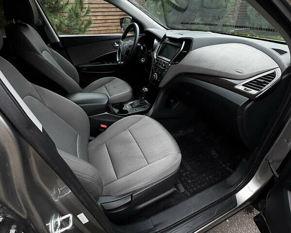 Серый Хендай Санта Фе, объемом двигателя 2.36 л и пробегом 133 тыс. км за 13800 $, фото 15 на Automoto.ua