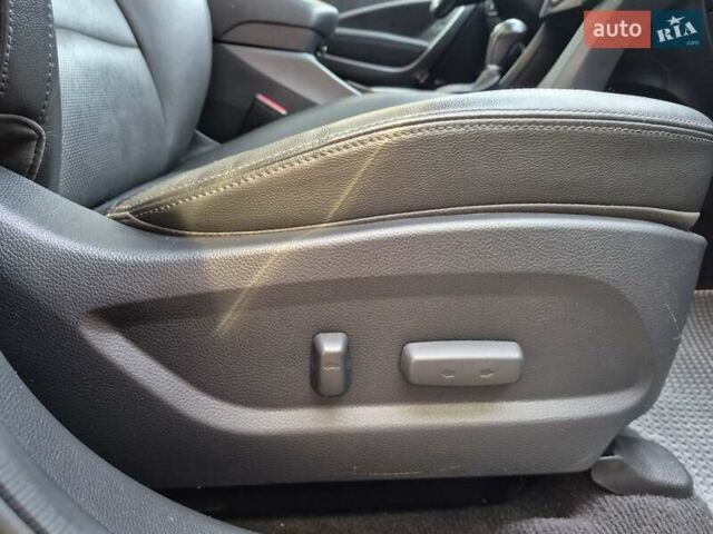 Серый Хендай Санта Фе, объемом двигателя 2.2 л и пробегом 175 тыс. км за 21400 $, фото 15 на Automoto.ua