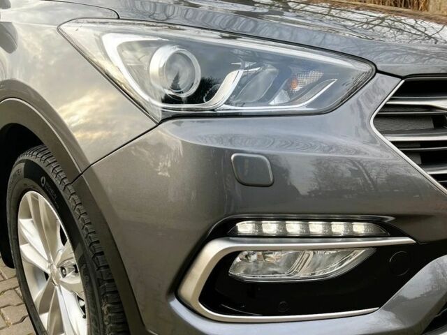 Серый Хендай Санта Фе, объемом двигателя 2 л и пробегом 168 тыс. км за 9300 $, фото 5 на Automoto.ua