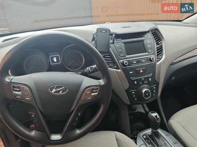 Серый Хендай Санта Фе, объемом двигателя 2.4 л и пробегом 171 тыс. км за 15500 $, фото 4 на Automoto.ua