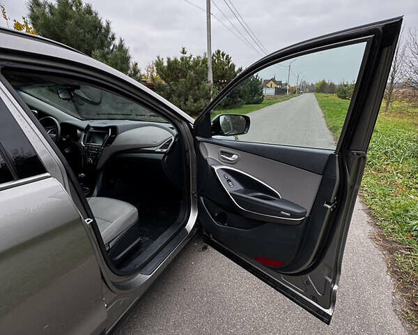 Серый Хендай Санта Фе, объемом двигателя 2.36 л и пробегом 133 тыс. км за 13800 $, фото 14 на Automoto.ua