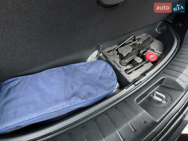 Серый Хендай Санта Фе, объемом двигателя 2.36 л и пробегом 110 тыс. км за 15500 $, фото 36 на Automoto.ua