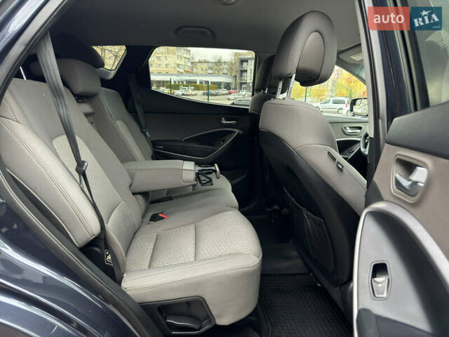 Серый Хендай Санта Фе, объемом двигателя 2.36 л и пробегом 110 тыс. км за 15500 $, фото 2 на Automoto.ua