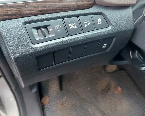 Серый Хендай Санта Фе, объемом двигателя 2.36 л и пробегом 110 тыс. км за 18000 $, фото 1 на Automoto.ua