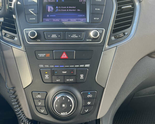 Серый Хендай Санта Фе, объемом двигателя 2.36 л и пробегом 145 тыс. км за 13500 $, фото 19 на Automoto.ua