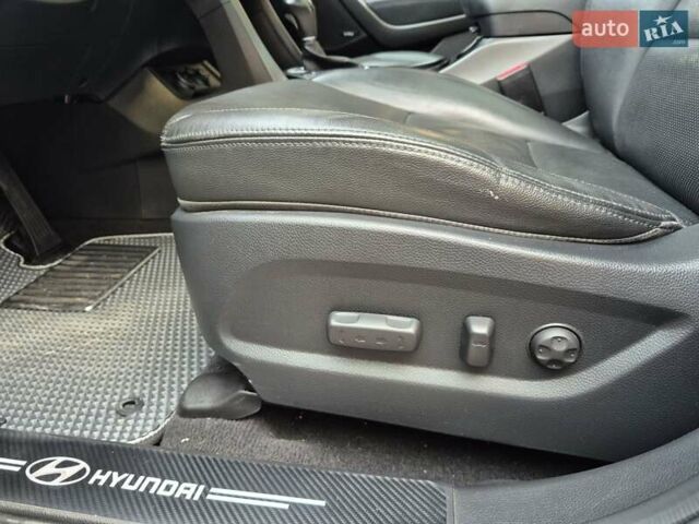 Серый Хендай Санта Фе, объемом двигателя 2.2 л и пробегом 175 тыс. км за 21400 $, фото 18 на Automoto.ua