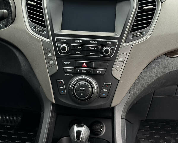 Серый Хендай Санта Фе, объемом двигателя 2.36 л и пробегом 133 тыс. км за 13800 $, фото 18 на Automoto.ua