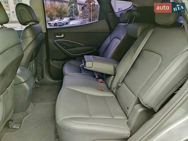 Серый Хендай Санта Фе, объемом двигателя 2 л и пробегом 187 тыс. км за 21555 $, фото 16 на Automoto.ua