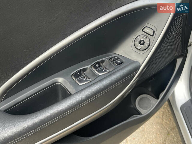 Сірий Хендай Санта Фе, об'ємом двигуна 2 л та пробігом 78 тис. км за 21700 $, фото 22 на Automoto.ua