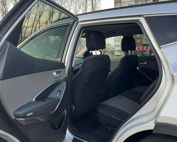 Серый Хендай Санта Фе, объемом двигателя 2.4 л и пробегом 137 тыс. км за 16200 $, фото 16 на Automoto.ua