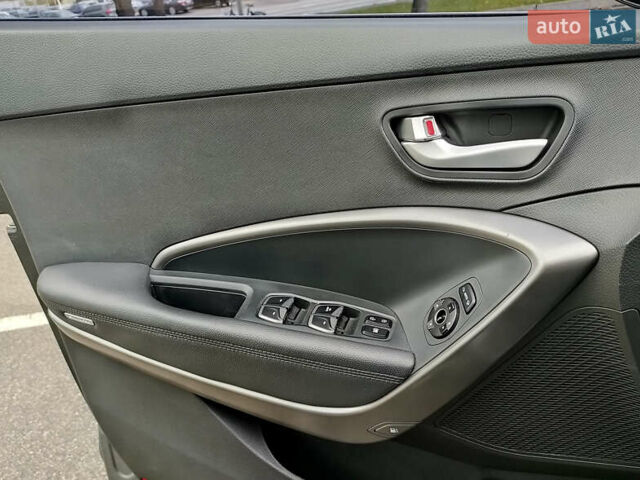 Серый Хендай Санта Фе, объемом двигателя 2 л и пробегом 187 тыс. км за 21555 $, фото 10 на Automoto.ua