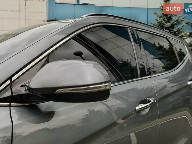 Серый Хендай Санта Фе, объемом двигателя 2 л и пробегом 187 тыс. км за 21555 $, фото 4 на Automoto.ua