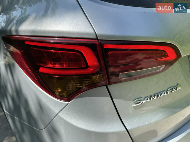 Серый Хендай Санта Фе, объемом двигателя 2 л и пробегом 150 тыс. км за 21899 $, фото 13 на Automoto.ua