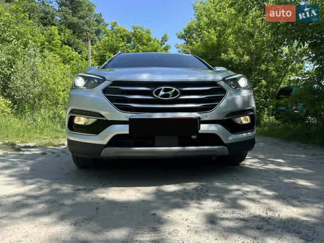 Серый Хендай Санта Фе, объемом двигателя 2 л и пробегом 150 тыс. км за 21899 $, фото 2 на Automoto.ua