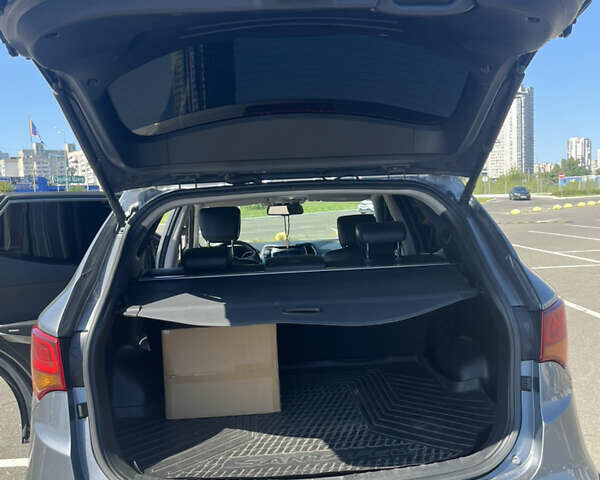 Серый Хендай Санта Фе, объемом двигателя 2.2 л и пробегом 178 тыс. км за 20900 $, фото 11 на Automoto.ua