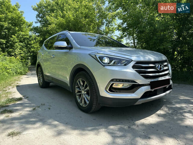 Серый Хендай Санта Фе, объемом двигателя 2 л и пробегом 150 тыс. км за 21899 $, фото 3 на Automoto.ua