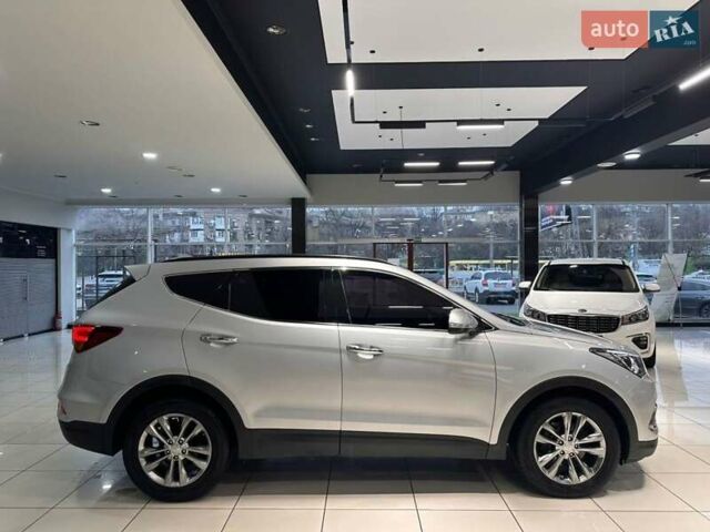 Серый Хендай Санта Фе, объемом двигателя 2 л и пробегом 155 тыс. км за 20500 $, фото 6 на Automoto.ua