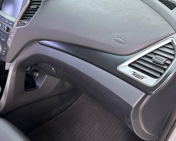 Серый Хендай Санта Фе, объемом двигателя 2 л и пробегом 150 тыс. км за 21899 $, фото 31 на Automoto.ua