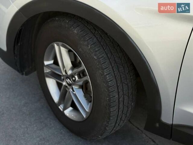 Серый Хендай Санта Фе, объемом двигателя 2.36 л и пробегом 123 тыс. км за 16900 $, фото 4 на Automoto.ua