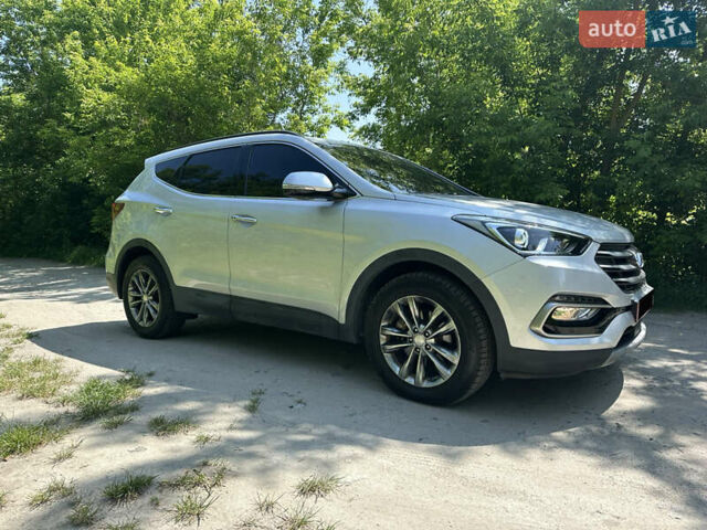 Серый Хендай Санта Фе, объемом двигателя 2 л и пробегом 150 тыс. км за 21899 $, фото 4 на Automoto.ua