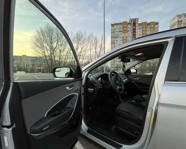 Серый Хендай Санта Фе, объемом двигателя 2.4 л и пробегом 137 тыс. км за 16200 $, фото 2 на Automoto.ua