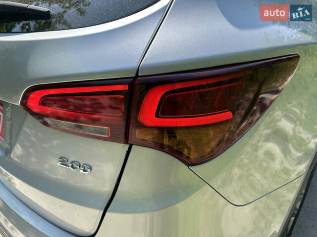 Серый Хендай Санта Фе, объемом двигателя 2 л и пробегом 150 тыс. км за 21899 $, фото 12 на Automoto.ua