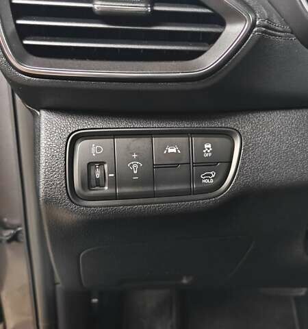 Хендай Санта Фе 2018 в Черкассах на Automoto.ua Серый Хендай Санта Фе, объемом двигателя 2 л и пробегом 134 тыс. км за 25500 $, фото 3 на Automoto.ua