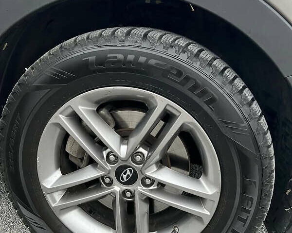 Серый Хендай Санта Фе, объемом двигателя 2.36 л и пробегом 80 тыс. км за 15500 $, фото 2 на Automoto.ua